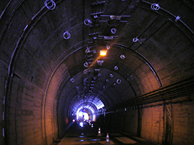 注入管設置後の道路トンネルの例